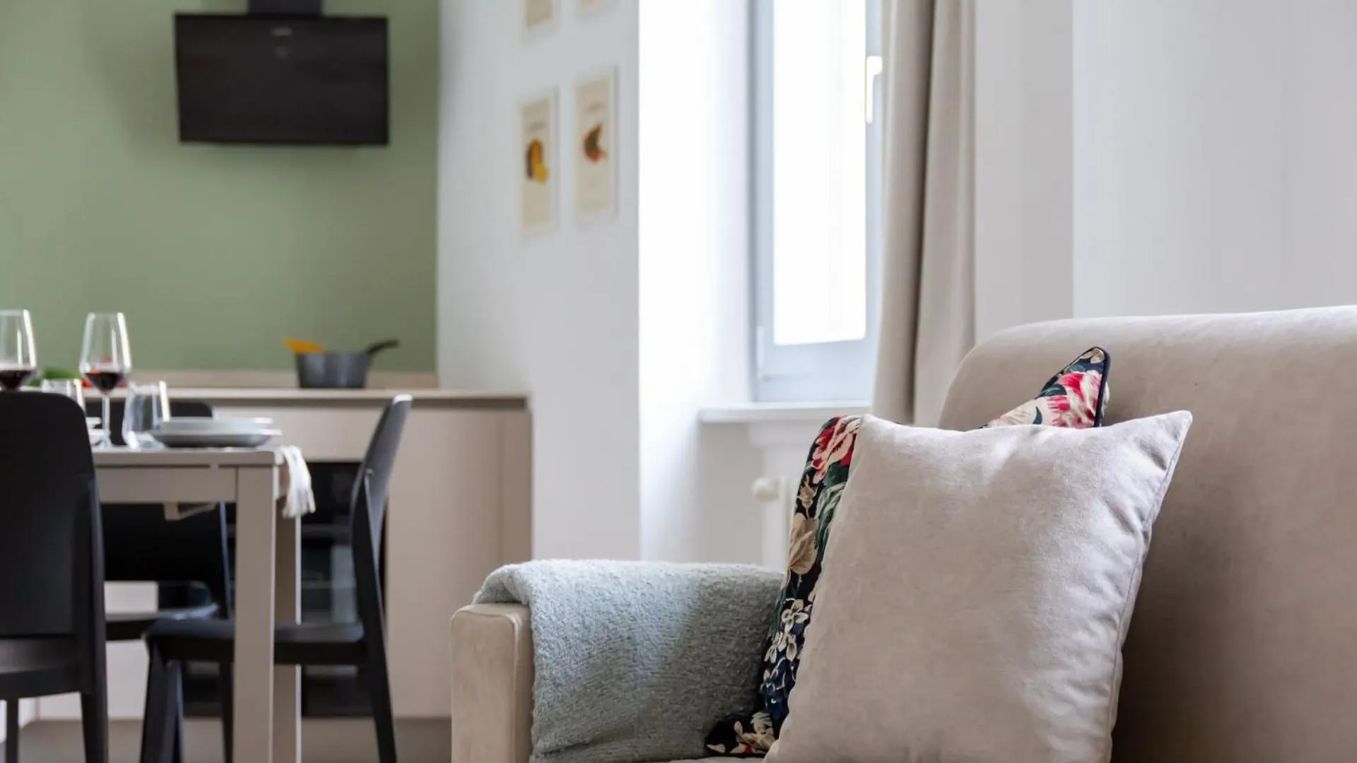 מילאנו The Best Rent - Spacious And Renovated Two-Bedroom Apartment Downtown איטליה